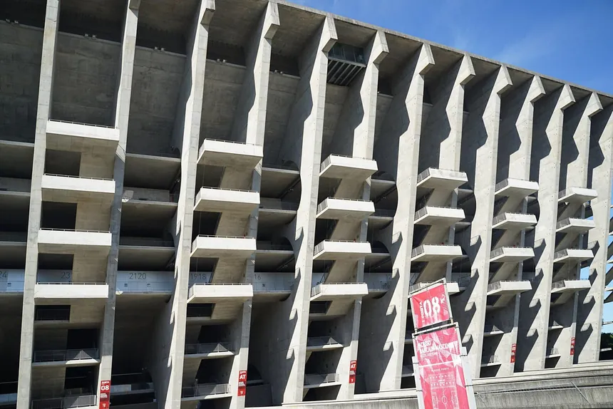 Fachada de betão do Estádio Municipal de Braga com pilares inclinados e varandas em consola